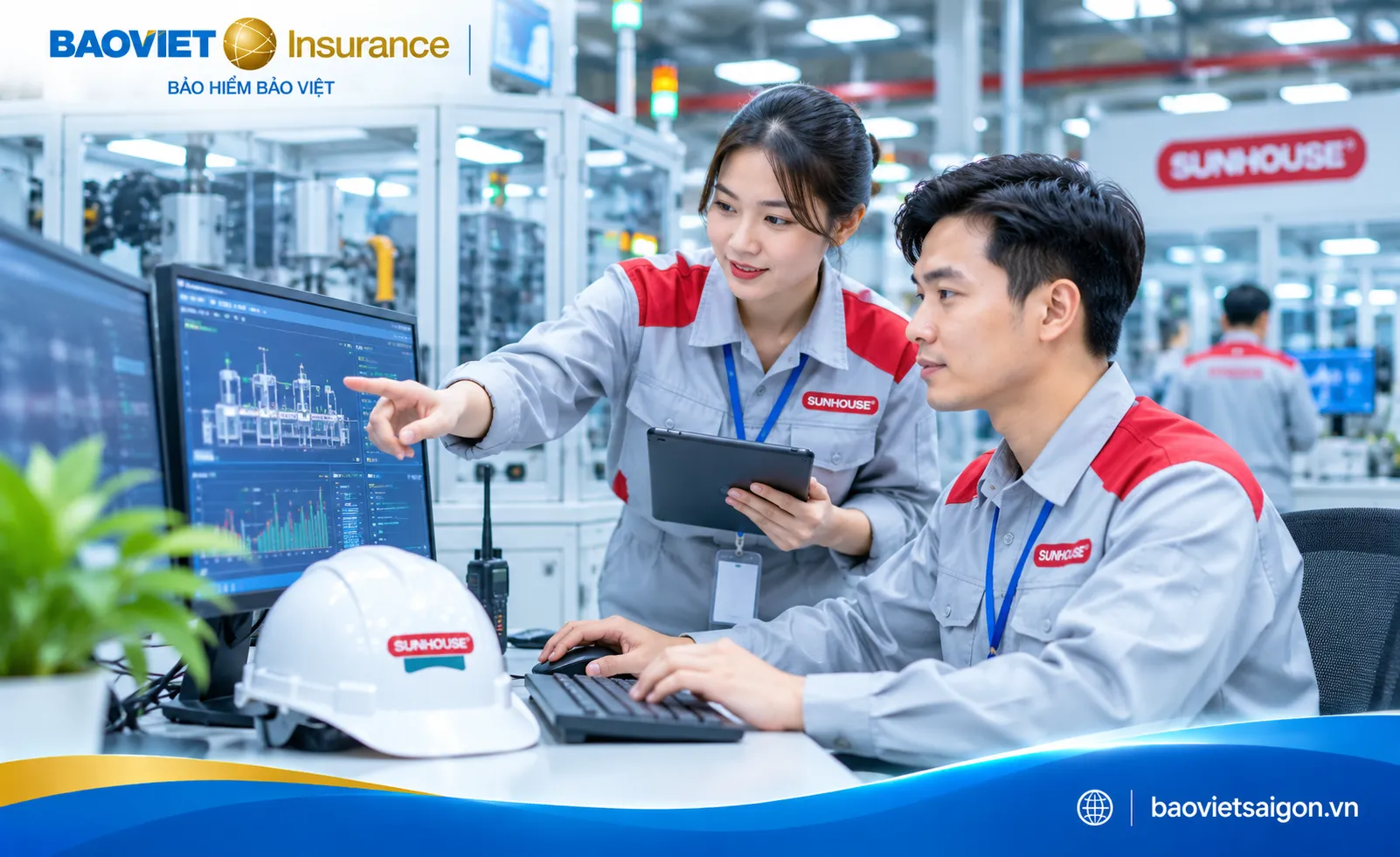 Kỹ thuật viên kiểm tra linh kiện máy chủ bị hư hỏng trong quá trình vận hành
