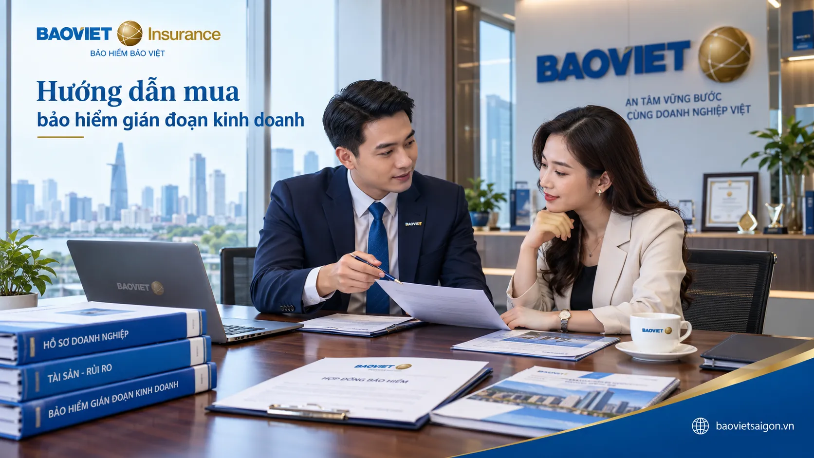 Chuyên viên bảo hiểm tư vấn hợp đồng gián đoạn kinh doanh cho khách hàng doanh nghiệp